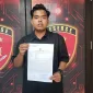 Foto: Korban menunjukkan Surat Tanda Penerimaan Laporan (STTLP) usai melaporkan dugaan penggelapan sepeda motor ke Polres Sumenep, Selasa (23/6/2026).