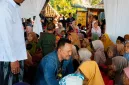 Foto: Founder BIP, H. Ali Zainal Abidin, berbaur dengan warga. Tampak Kades Badur, Atnawi (berkopiah hitam), turut mendampingi.