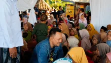 Foto: Founder BIP, H. Ali Zainal Abidin, berbaur dengan warga. Tampak Kades Badur, Atnawi (berkopiah hitam), turut mendampingi.