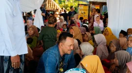 Foto: Founder BIP, H. Ali Zainal Abidin, berbaur dengan warga. Tampak Kades Badur, Atnawi (berkopiah hitam), turut mendampingi.