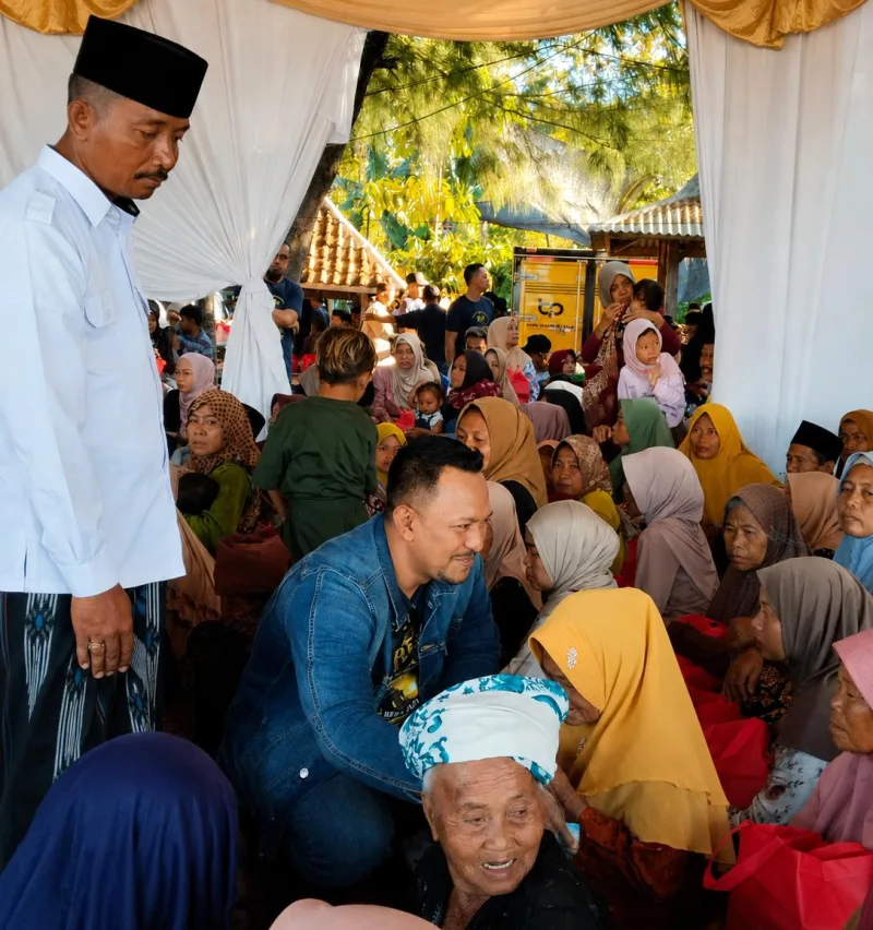Foto: Founder BIP, H. Ali Zainal Abidin, berbaur dengan warga. Tampak Kades Badur, Atnawi (berkopiah hitam), turut mendampingi.