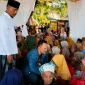 Foto: Founder BIP, H. Ali Zainal Abidin, berbaur dengan warga. Tampak Kades Badur, Atnawi (berkopiah hitam), turut mendampingi.