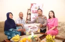 Foto: Kapolres Sumenep menyerahkan bingkisan kepada purnawirawan Polri saat anjangsana Hari Bhayangkara ke-80.