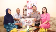 Foto: Kapolres Sumenep menyerahkan bingkisan kepada purnawirawan Polri saat anjangsana Hari Bhayangkara ke-80.