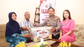 Foto: Kapolres Sumenep menyerahkan bingkisan kepada purnawirawan Polri saat anjangsana Hari Bhayangkara ke-80.