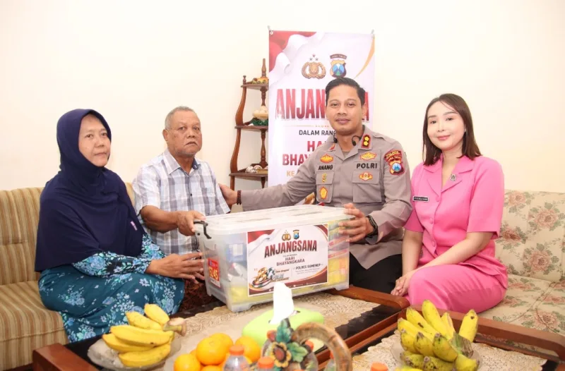 Foto: Kapolres Sumenep menyerahkan bingkisan kepada purnawirawan Polri saat anjangsana Hari Bhayangkara ke-80.
