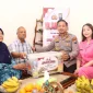 Foto: Kapolres Sumenep menyerahkan bingkisan kepada purnawirawan Polri saat anjangsana Hari Bhayangkara ke-80.