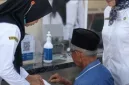 Tenaga kesehatan RSUD dr. H. Moh. Anwar Sumenep memberikan pelayanan kepada pasien dengan mengedepankan pendekatan humanis dan profesional
