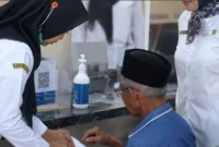 Tenaga kesehatan RSUD dr. H. Moh. Anwar Sumenep memberikan pelayanan kepada pasien dengan mengedepankan pendekatan humanis dan profesional