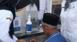 Tenaga kesehatan RSUD dr. H. Moh. Anwar Sumenep memberikan pelayanan kepada pasien dengan mengedepankan pendekatan humanis dan profesional