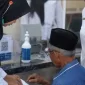 Tenaga kesehatan RSUD dr. H. Moh. Anwar Sumenep memberikan pelayanan kepada pasien dengan mengedepankan pendekatan humanis dan profesional