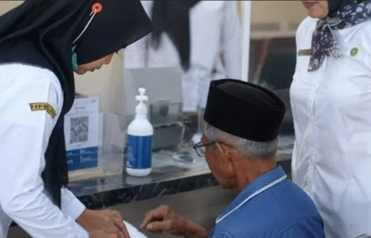 Tenaga kesehatan RSUD dr. H. Moh. Anwar Sumenep memberikan pelayanan kepada pasien dengan mengedepankan pendekatan humanis dan profesional