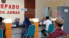 Suasana pelayanan di Poli Terpadu RSUD dr. H. Moh. Anwar Sumenep. Rumah sakit terus melakukan pembenahan sistem pelayanan guna menghadirkan layanan kesehatan yang lebih cepat, efektif, dan berorientasi pada kebutuhan masyarakat.