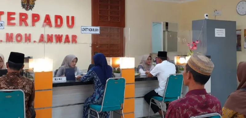 Suasana pelayanan di Poli Terpadu RSUD dr. H. Moh. Anwar Sumenep. Rumah sakit terus melakukan pembenahan sistem pelayanan guna menghadirkan layanan kesehatan yang lebih cepat, efektif, dan berorientasi pada kebutuhan masyarakat.