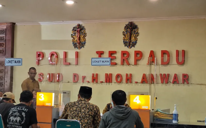 Suasana pelayanan pendaftaran pasien di Poli Terpadu RSUD dr. H. Moh. Anwar Sumenep yang tetap berjalan tertib dan kondusif.