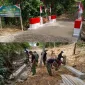 Foto: Personel TNI AD bergotong royong membangun hingga merampungkan Jembatan Aramco di Desa Botombawo, Nias Utara, sebagai wujud Bakti TNI untuk rakyat.