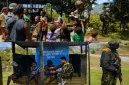 Foto: Satgas Pamtas RI–PNG Yonif 645/GTY saat melaksanakan anjangsana dan pelayanan kesehatan kepada warga Distrik Napua.