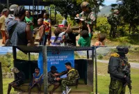 Foto: Satgas Pamtas RI–PNG Yonif 645/GTY saat melaksanakan anjangsana dan pelayanan kesehatan kepada warga Distrik Napua.
