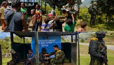 Foto: Satgas Pamtas RI–PNG Yonif 645/GTY saat melaksanakan anjangsana dan pelayanan kesehatan kepada warga Distrik Napua.