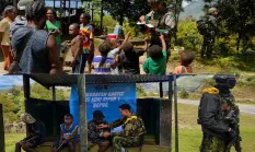 Satgas Pamtas RI–PNG Yonif 645/GTY Perkuat Kedekatan dengan Warga Lewat Anjangsana di Distrik Napua