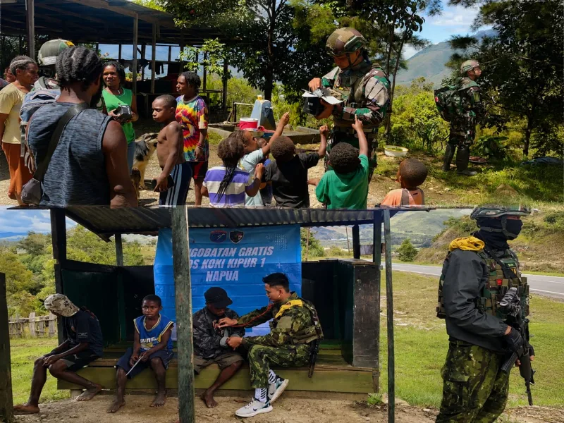 Foto: Satgas Pamtas RI–PNG Yonif 645/GTY saat melaksanakan anjangsana dan pelayanan kesehatan kepada warga Distrik Napua.
