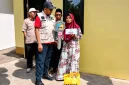 Foto: Bupati Sumenep, Achmad Fauzi Wongsojudo, menyerahkan secara simbolis bantuan Rumah Layak Huni (RLH) kepada warga penerima manfaat.