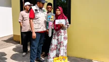 Foto: Bupati Sumenep, Achmad Fauzi Wongsojudo, menyerahkan secara simbolis bantuan Rumah Layak Huni (RLH) kepada warga penerima manfaat.