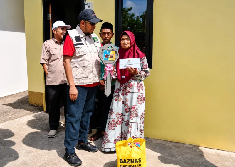 Foto: Bupati Sumenep, Achmad Fauzi Wongsojudo, menyerahkan secara simbolis bantuan Rumah Layak Huni (RLH) kepada warga penerima manfaat.