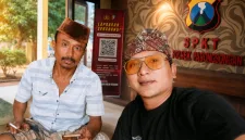 Foto: Korban (kiri) memberikan keterangan terkait dugaan penggelapan sepeda motor di Polsek Pasongsongan.