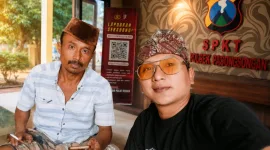 Foto: Korban (kiri) memberikan keterangan terkait dugaan penggelapan sepeda motor di Polsek Pasongsongan.