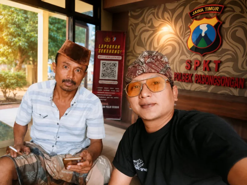 Foto: Korban (kiri) memberikan keterangan terkait dugaan penggelapan sepeda motor di Polsek Pasongsongan.