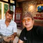 Foto: Korban (kiri) memberikan keterangan terkait dugaan penggelapan sepeda motor di Polsek Pasongsongan.