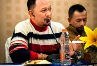 Foto: Bang Ali menyampaikan klarifikasi kepada awak media di Surabaya.