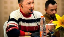 Foto: Bang Ali menyampaikan klarifikasi kepada awak media di Surabaya.