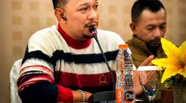 Foto: Bang Ali menyampaikan klarifikasi kepada awak media di Surabaya.