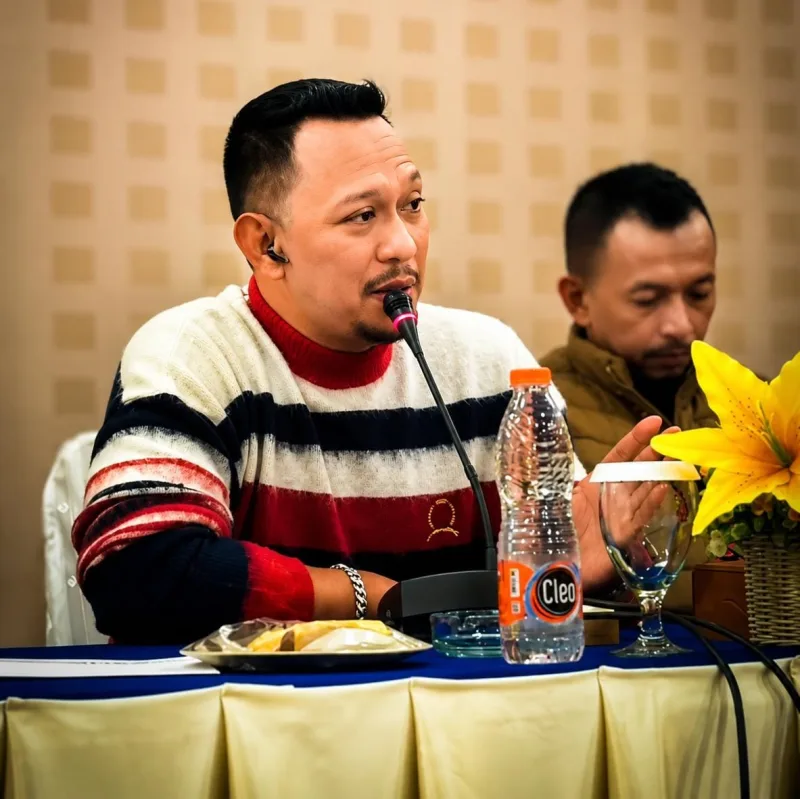 Foto: Bang Ali menyampaikan klarifikasi kepada awak media di Surabaya.