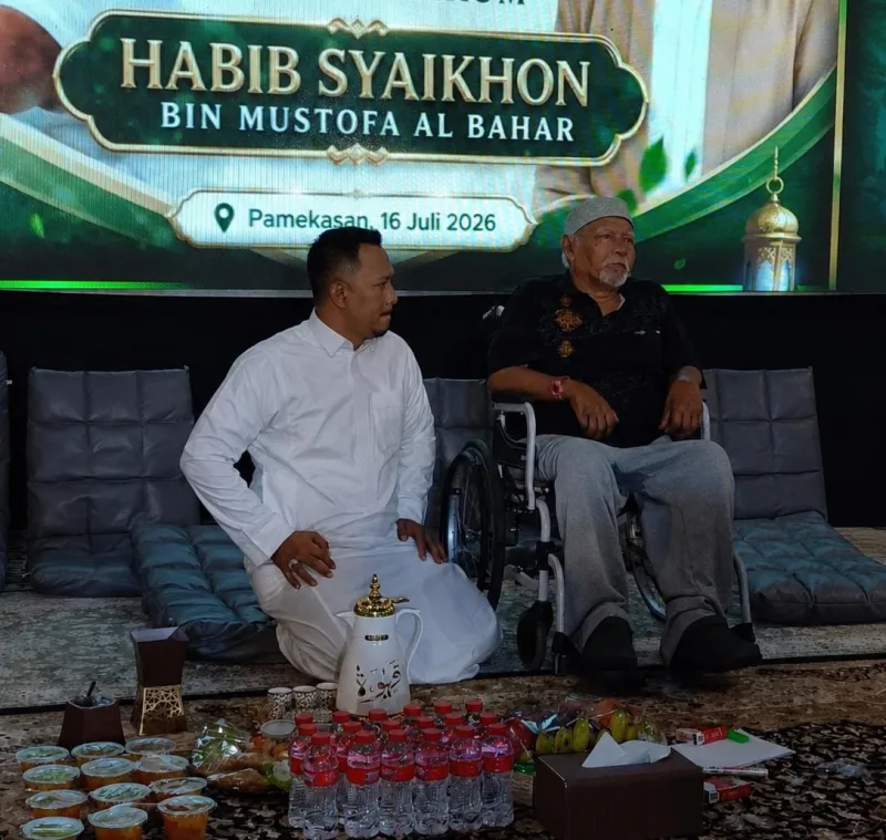 Foto: Bang Ali (kiri) bersama Habib Syaikhon bin Musthofa Al-Bahar (Wan Sehan) di Pendopo Utama Bani Group, Pamekasan, Kamis (16/7/2026).