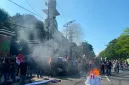 Foto: Massa Jaringan Aktivis Demokrasi Indonesia (JAKDI) menggelar aksi unjuk rasa di depan Kejaksaan Tinggi Jawa Timur (Kejati Jatim), Surabaya, Jumat (17/7/2026).