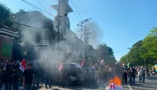 Foto: Massa Jaringan Aktivis Demokrasi Indonesia (JAKDI) menggelar aksi unjuk rasa di depan Kejaksaan Tinggi Jawa Timur (Kejati Jatim), Surabaya, Jumat (17/7/2026).