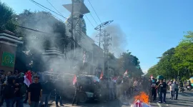 Foto: Massa Jaringan Aktivis Demokrasi Indonesia (JAKDI) menggelar aksi unjuk rasa di depan Kejaksaan Tinggi Jawa Timur (Kejati Jatim), Surabaya, Jumat (17/7/2026). 