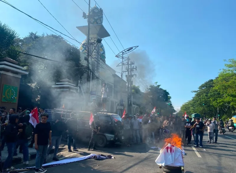 Foto: Massa Jaringan Aktivis Demokrasi Indonesia (JAKDI) menggelar aksi unjuk rasa di depan Kejaksaan Tinggi Jawa Timur (Kejati Jatim), Surabaya, Jumat (17/7/2026).