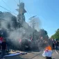 Foto: Massa Jaringan Aktivis Demokrasi Indonesia (JAKDI) menggelar aksi unjuk rasa di depan Kejaksaan Tinggi Jawa Timur (Kejati Jatim), Surabaya, Jumat (17/7/2026). 