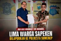 Foto: Kuasa hukum Rahman, S.H., bersama pelapor Subandrio (kanan) menunjukkan salinan laporan polisi usai melaporkan dugaan penggelapan hak atas tanah di SPKT Polresta Sumenep, Sabtu (18/7/2026).