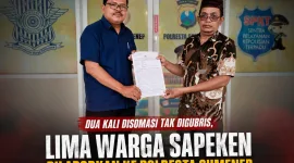 Foto: Kuasa hukum Rahman, S.H., bersama pelapor Subandrio (kanan) menunjukkan salinan laporan polisi usai melaporkan dugaan penggelapan hak atas tanah di SPKT Polresta Sumenep, Sabtu (18/7/2026).