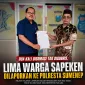 Foto: Kuasa hukum Rahman, S.H., bersama pelapor Subandrio (kanan) menunjukkan salinan laporan polisi usai melaporkan dugaan penggelapan hak atas tanah di SPKT Polresta Sumenep, Sabtu (18/7/2026).