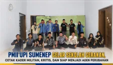 Foto: Foto bersama peserta, panitia, dan narasumber usai pembukaan Sekolah Gerakan PMII Komisariat UPI Sumenep di Mess Perssu Sumenep, Sabtu (18/7/2026).