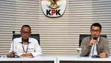 Foto: Juru Bicara KPK Budi Prasetyo (kanan) bersama Plt Direktur Penyidikan KPK Achmad Taufik Husein saat konferensi pers di Gedung Merah Putih KPK, Jakarta, Rabu (22/7/2026).
