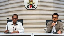 Foto: Juru Bicara KPK Budi Prasetyo (kanan) bersama Plt Direktur Penyidikan KPK Achmad Taufik Husein saat konferensi pers di Gedung Merah Putih KPK, Jakarta, Rabu (22/7/2026).