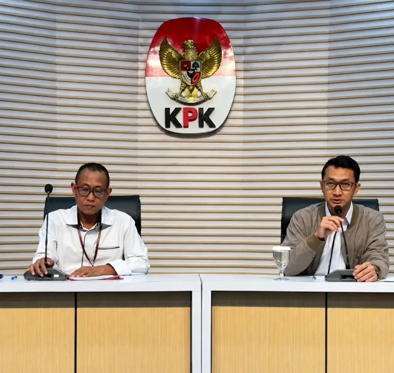 Foto: Juru Bicara KPK Budi Prasetyo (kanan) bersama Plt Direktur Penyidikan KPK Achmad Taufik Husein saat konferensi pers di Gedung Merah Putih KPK, Jakarta, Rabu (22/7/2026).