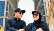 Foto: H. Yudik bersama istrinya mengabadikan momen di depan Mekkah Tower, Arab Saudi.